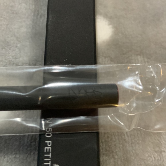 NARS Small Eyeshadow Brush #50 - Picture 4 of 5
